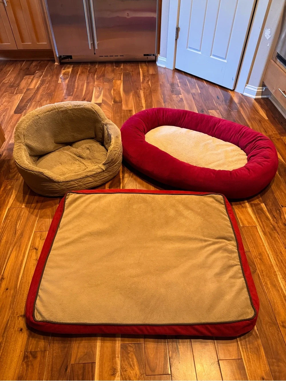 Set of 3 Pet Beds in Tan and Red